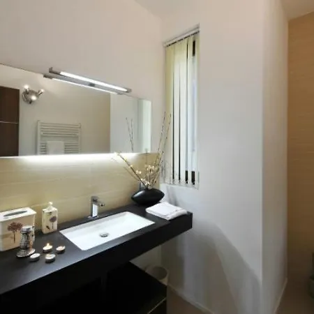 Sleeps 9 Pool Air Con