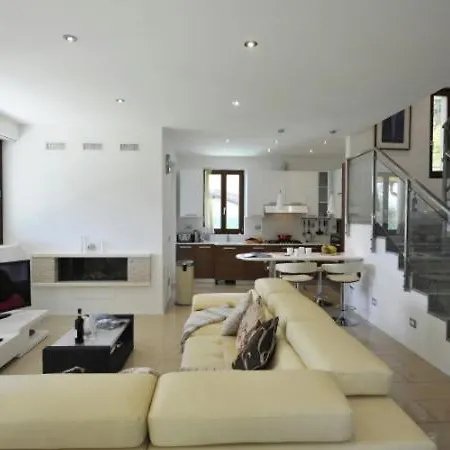Sleeps 9 Pool Air Con 别墅 *